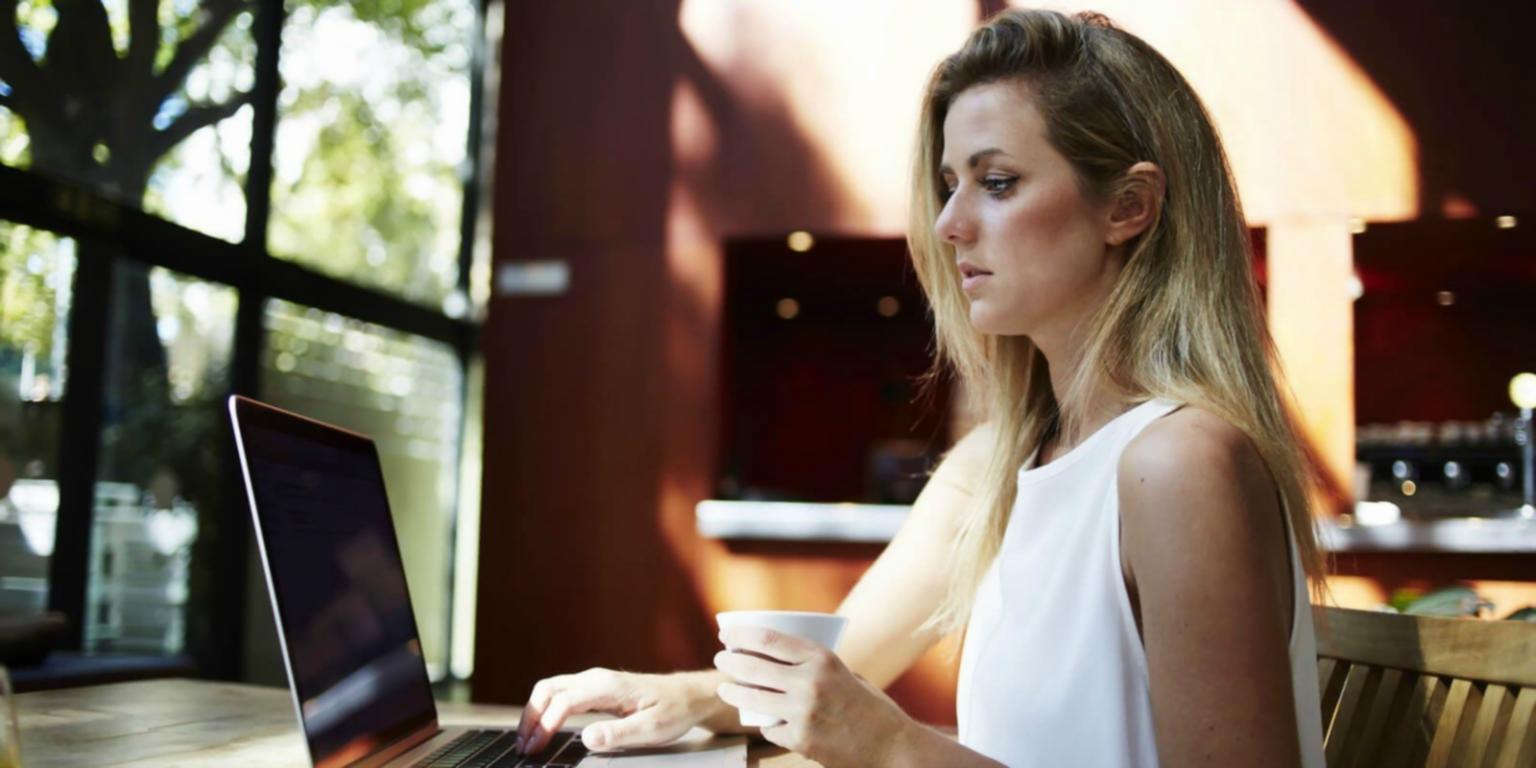 Echipa Relonsavoinova colaborând la birou